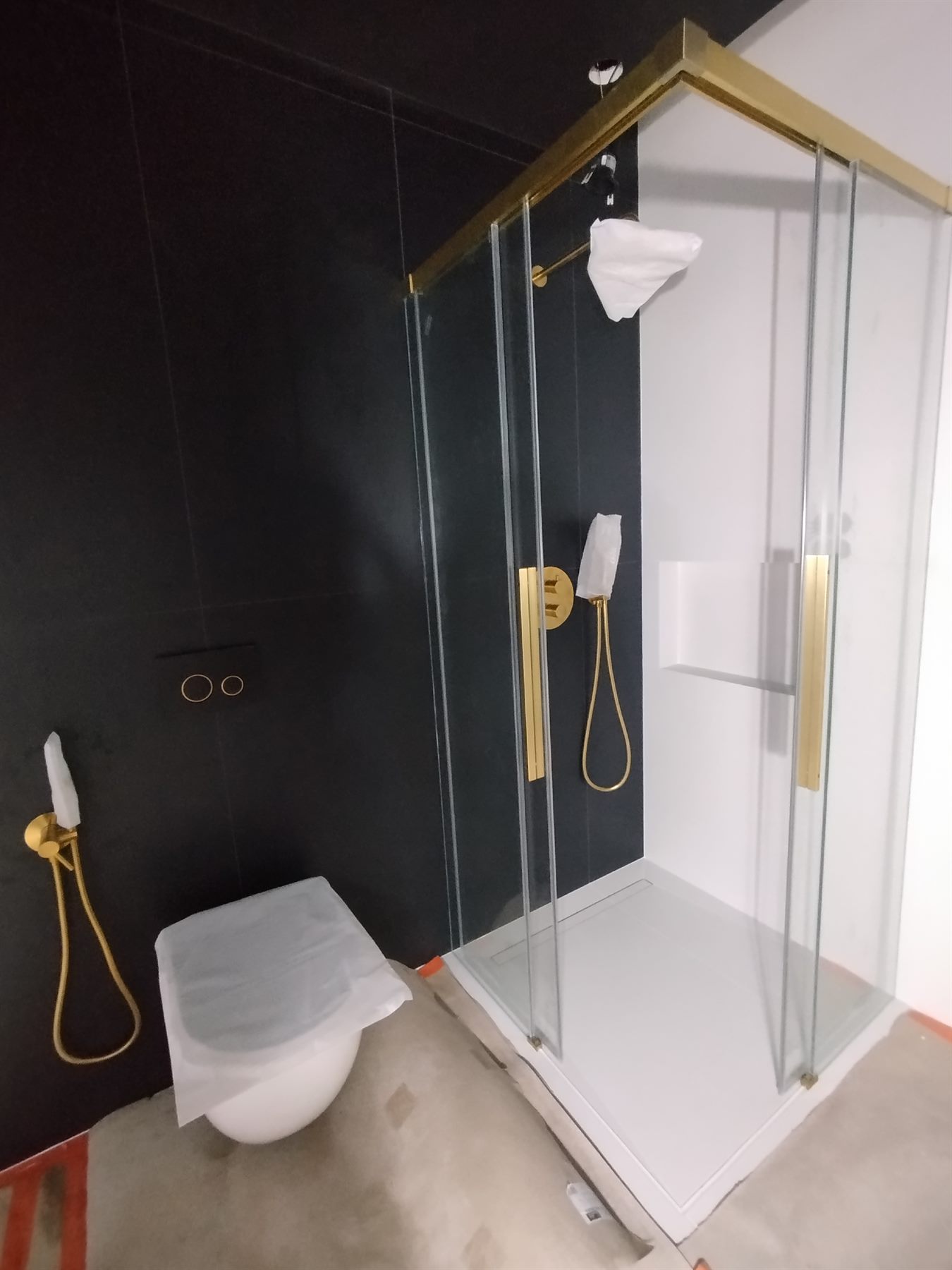 Łazienka premium z czarnym sufitem i złotymi detalami